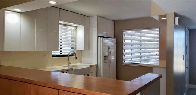 331 Lakeview Dr in Weston, FL - Foto de edificio - Building Photo