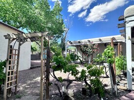 588 Applewood Rd in Corrales, NM - Building Photo