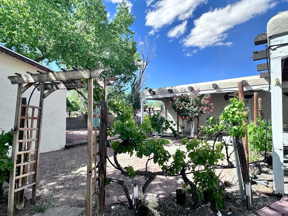 588 Applewood Rd in Corrales, NM - Foto de edificio