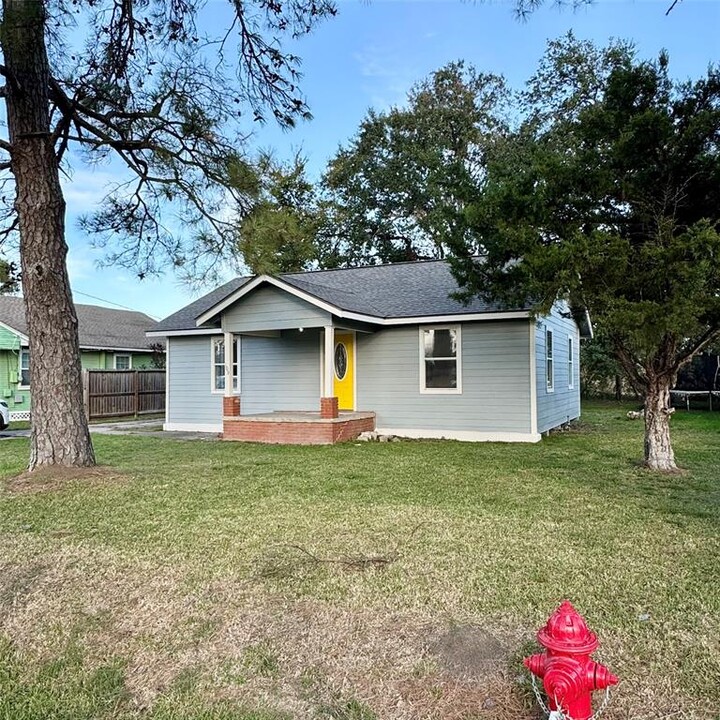 109 Gossett St in Highlands, TX - Building Photo