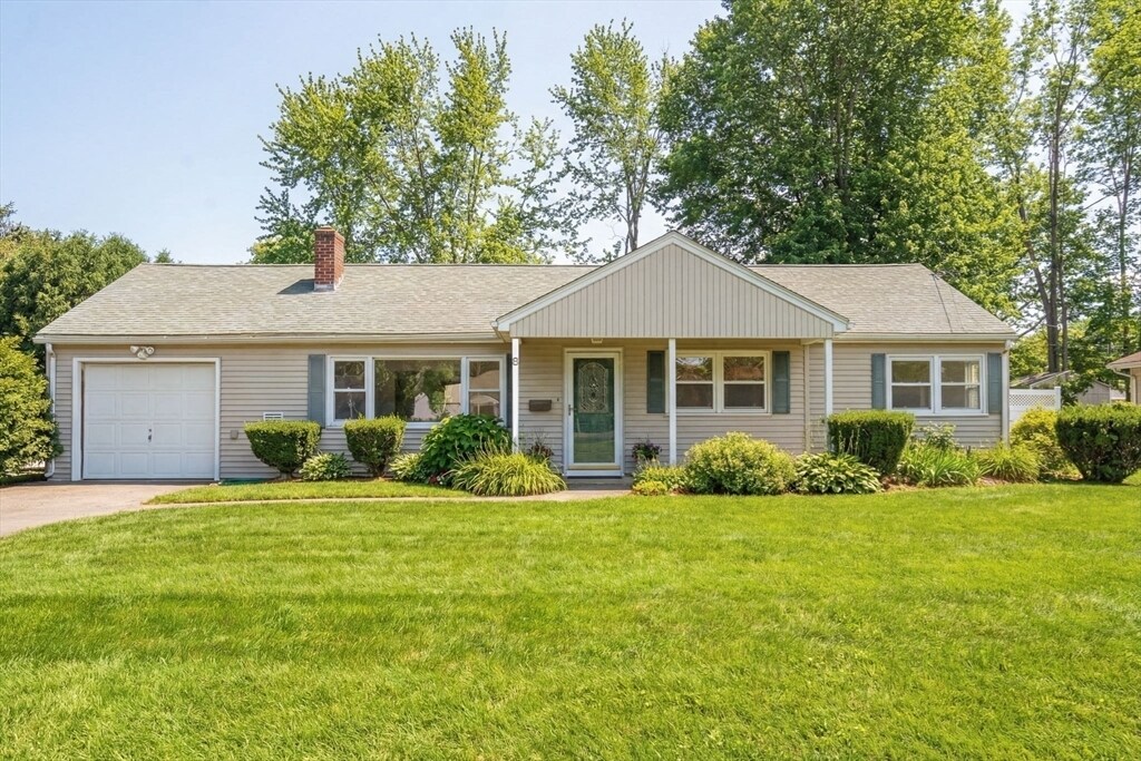 8 Stanley St in Natick, MA - Building Photo