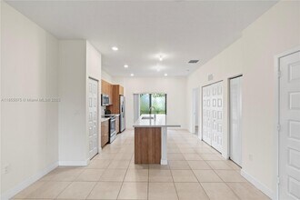 7831 NW 104th Ave in Doral, FL - Building Photo - Building Photo