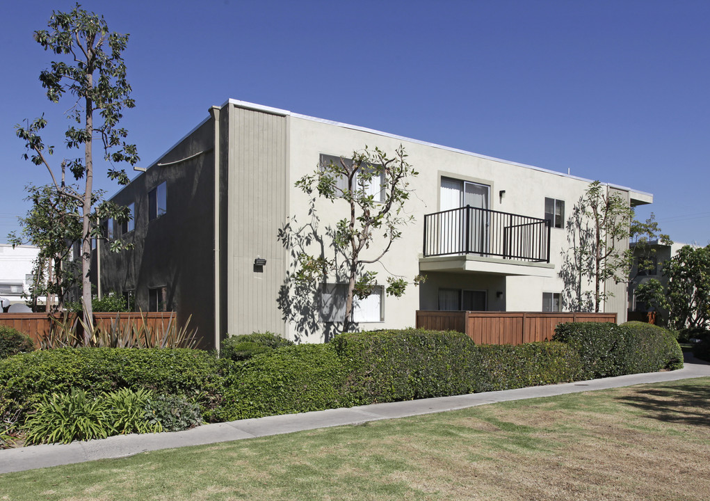 Shade Tree Apartments in Anaheim, CA - Building Photo