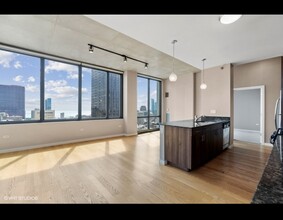 235 W Van Buren St, Unit 3001 in Chicago, IL - Building Photo - Building Photo