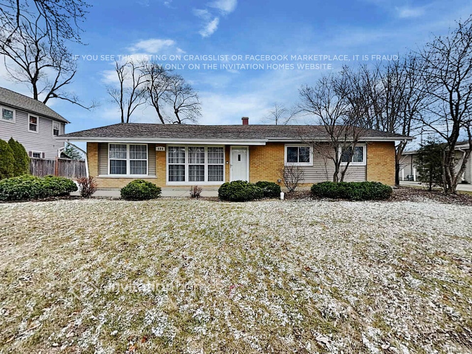 135 Princeton St in Hoffman Estates, IL - Foto de edificio