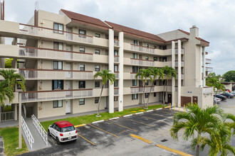 Indian Lake Village 2 in Miami, FL - Building Photo - Building Photo