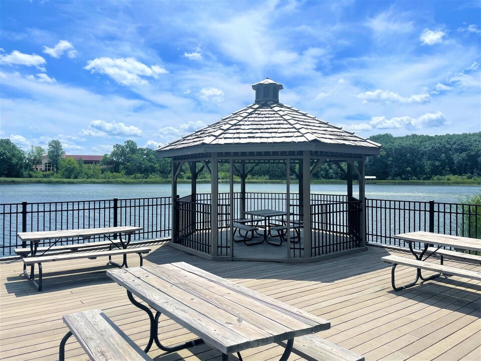 Parkwood Lake Apartments in Franklin, WI - Foto de edificio