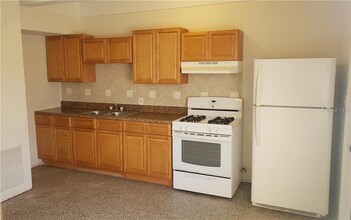 825 E University Blvd-Unit -104 in Melbourne, FL - Foto de edificio - Building Photo
