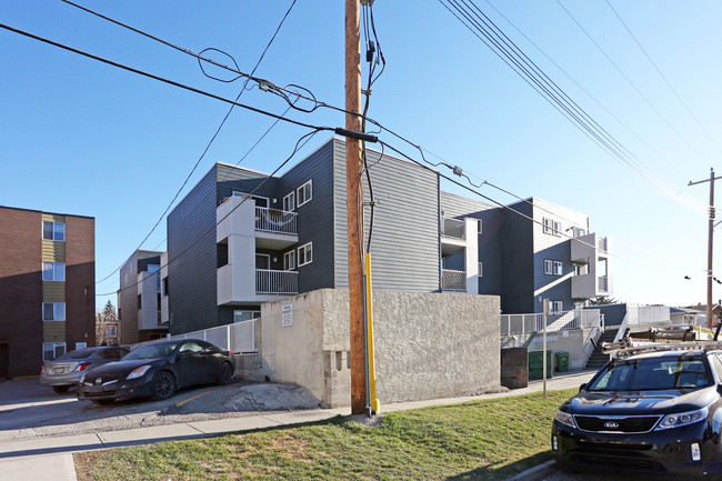 Highland Terrace in Calgary, AB - Building Photo - Building Photo