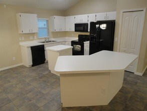 1933 Woodcut Dr in Lutz, FL - Building Photo - Building Photo