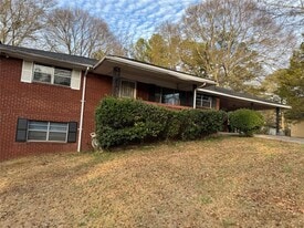 556 Lamar Dr in Forest Park, GA - Building Photo