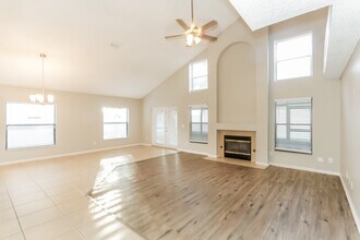 24151 Cross Ln in Land O Lakes, FL - Foto de edificio - Building Photo