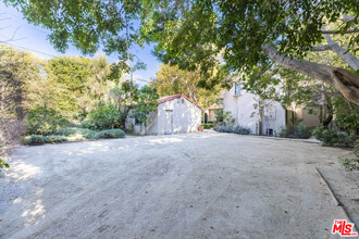 8328 Willoughby Ave in West Hollywood, CA - Foto de edificio - Building Photo