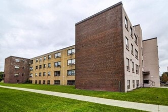 1545 Birchmount Rd in Toronto, ON - Building Photo - Building Photo