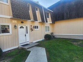 18 Pavilion Ridge Way in Suffern, NY - Building Photo