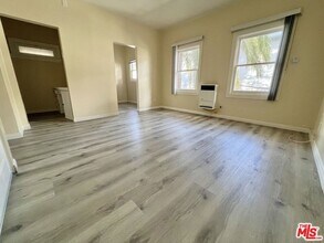 946 S Burlington Ave in Los Angeles, CA - Foto de edificio - Building Photo