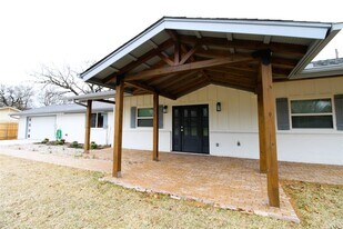 1612 Caddo Peak Trail in Joshua, TX - Building Photo