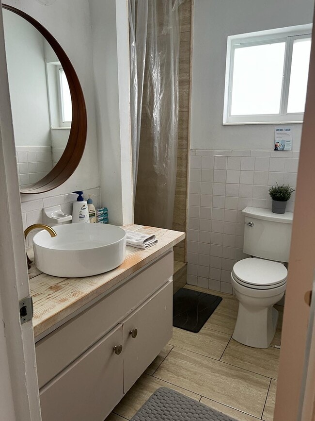 923 Orange Isle in Fort Lauderdale, FL - Building Photo - Building Photo