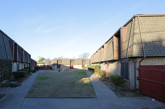 Willowwood Student Housing in Denton, TX - Building Photo - Building Photo