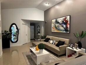 112 Gables Blvd in Weston, FL - Building Photo - Building Photo