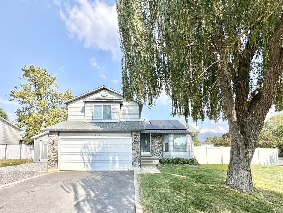 1908 N 200 W in Layton, UT - Building Photo