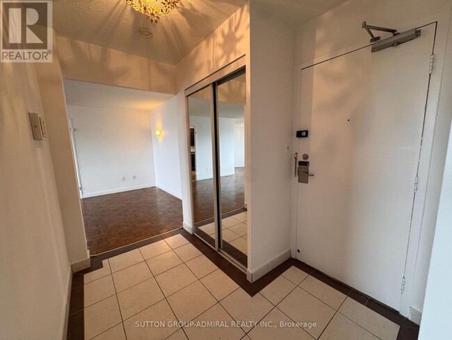 5 Shady Golfway in Toronto, ON - Building Photo - Building Photo