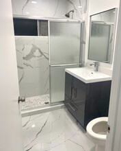12433 Riverside Dr in Valley Village, CA - Building Photo - Building Photo