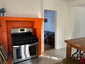 32 Pitt St in Bloomfield, NJ - Building Photo - Building Photo