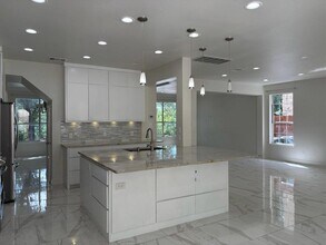 7730 Lakewood Dr in Austin, TX - Building Photo - Building Photo