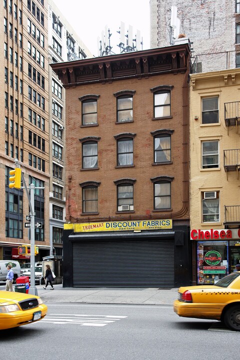 261 Seventh Ave in New York, NY - Building Photo