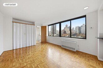 300 E 90th St in New York, NY - Building Photo - Building Photo