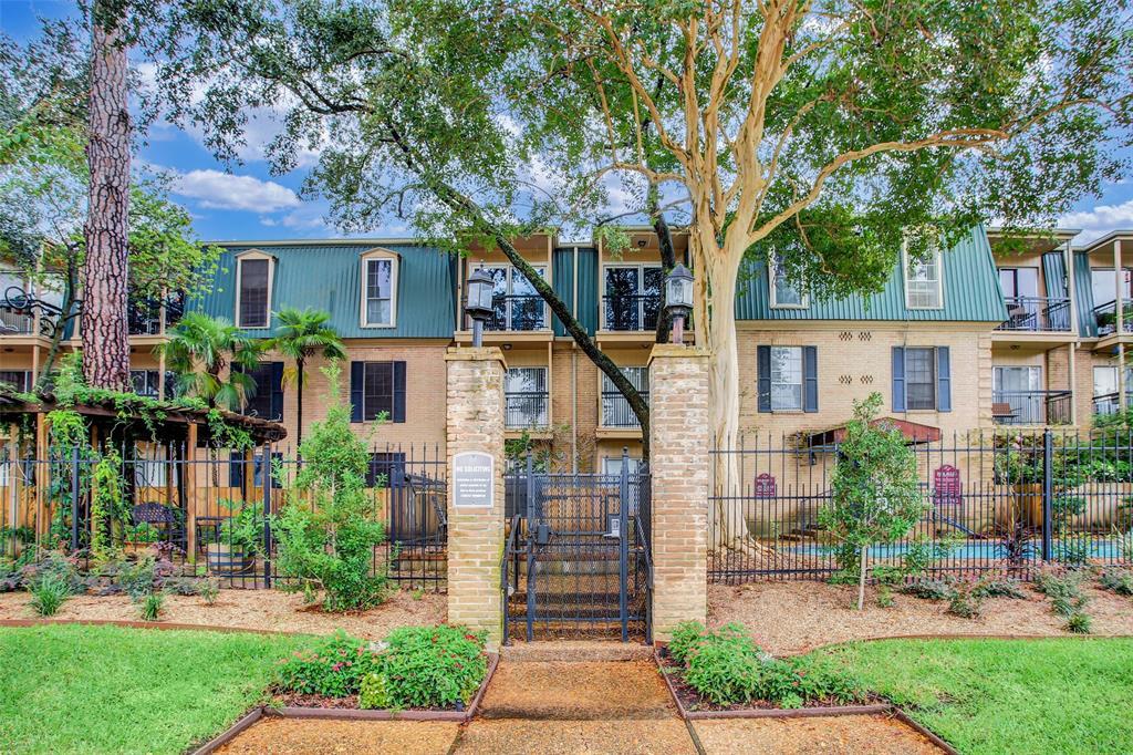 4515 Briar Hollow Pl, Unit 215 in Houston, TX - Foto de edificio