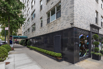 40-42 E 84th St in New York, NY - Building Photo - Building Photo