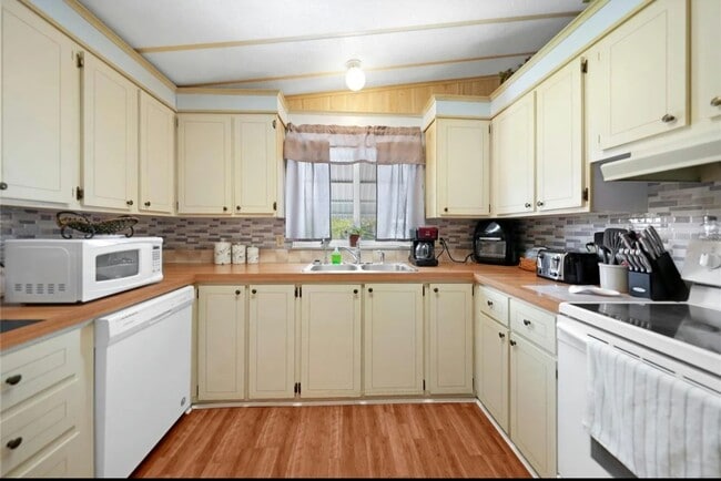 property at 11291 Grapefruit Ln