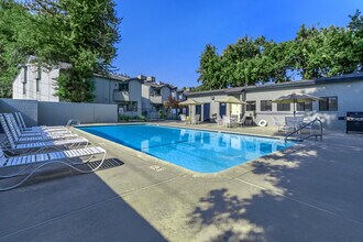 Sand Creek Apartments in Bakersfield, CA - Building Photo - Building Photo