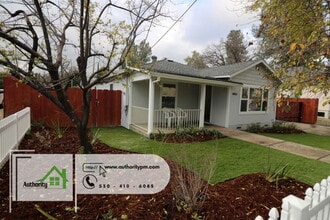 1366 Magnolia Ave in Redding, CA - Building Photo - Building Photo