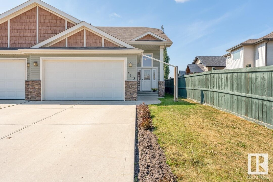 4408-4438 38 St in Bonnyville, AB - Building Photo