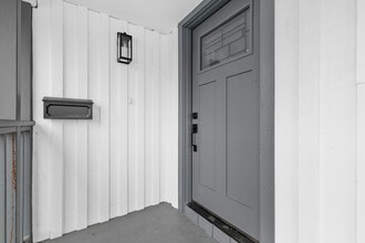 6921 Bluebell Ave in North Hollywood, CA - Foto de edificio - Building Photo