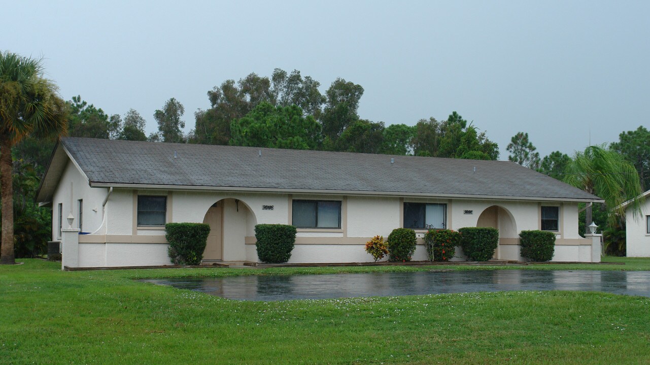 5936-5962 Littlestone Ct in North Fort Myers, FL - Building Photo