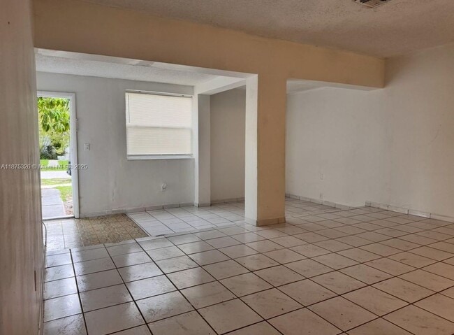 1565 NE 141st St in North Miami, FL - Building Photo - Building Photo