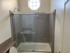 LARGE 2 BEDROOM AVAILABLE in Los Angeles, CA - Foto de edificio - Interior Photo