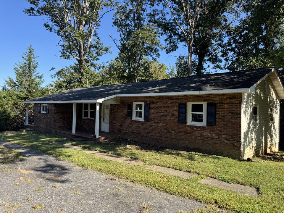 520 Pine Ave in North Wilkesboro, NC - Building Photo