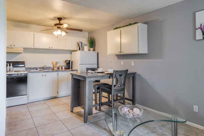 Los Vecinos Apartments in Phoenix, AZ - Building Photo - Interior Photo