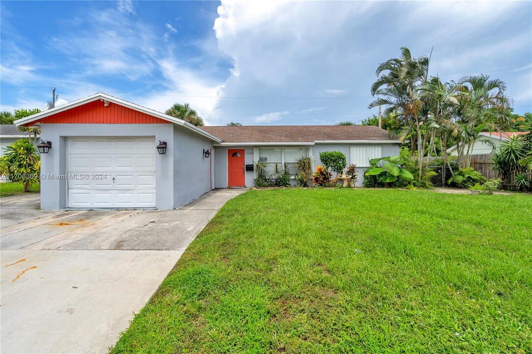 1320 W 26th Ct in West Palm Beach, FL - Building Photo