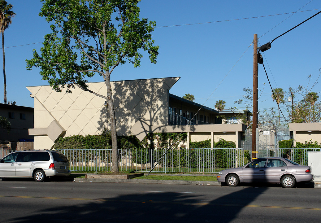 730 S Raitt St in Santa Ana, CA - Foto de edificio