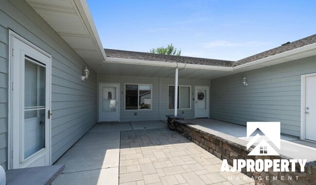 703 N Mundt Ave in Hartford, SD - Building Photo - Building Photo