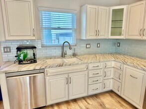 15 Quarterdeck St in Marina Del Rey, CA - Foto de edificio - Building Photo