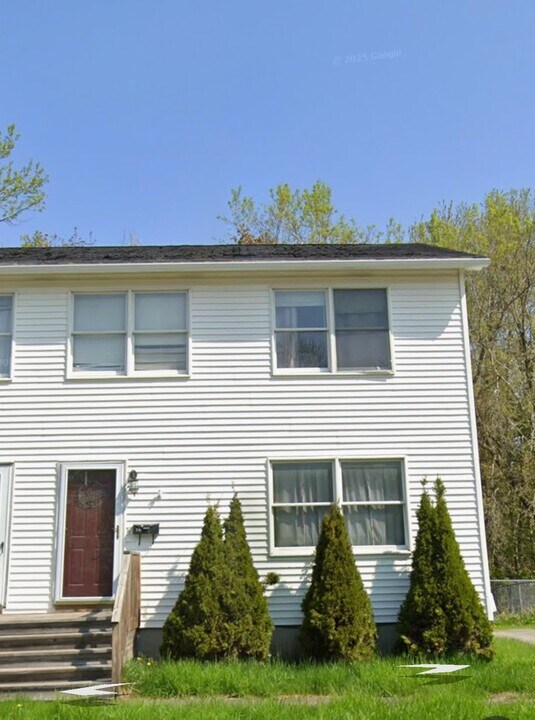 14 Kelley St in Fairfield, ME - Building Photo