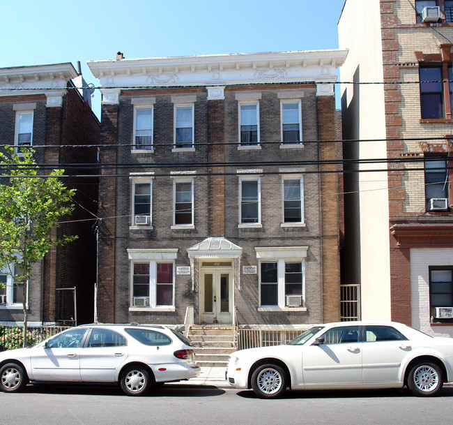 331 61st St in West New York, NJ - Building Photo - Building Photo