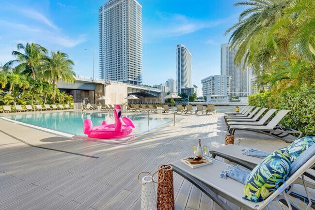 2602 E Hallandale Beach Blvd in Hallandale Beach, FL - Building Photo - Building Photo
